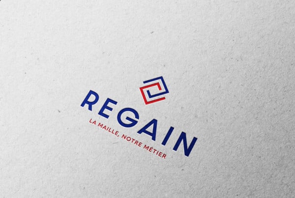 Logotype de Regain apposé sur une feuille de papier suite à la création d'identité visuelle..