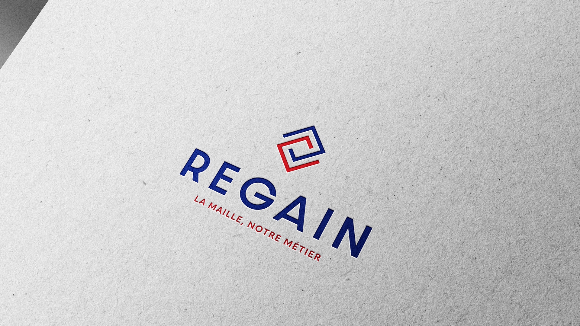 Logotype de Regain apposé sur une feuille de papier suite à la création d'identité visuelle..