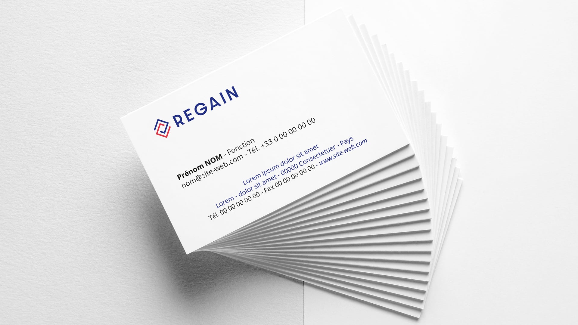 Mockup des cartes de visites de Regain sur fond blanc suite à la création d'identité visuelle.