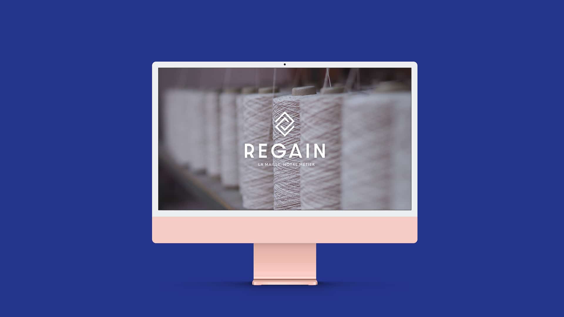 Mockup du site internet de Regain mettant en valeur le nouveau logo suite à la création d'identité visuelle de la marque sur un ordinateur avec fond bleu.